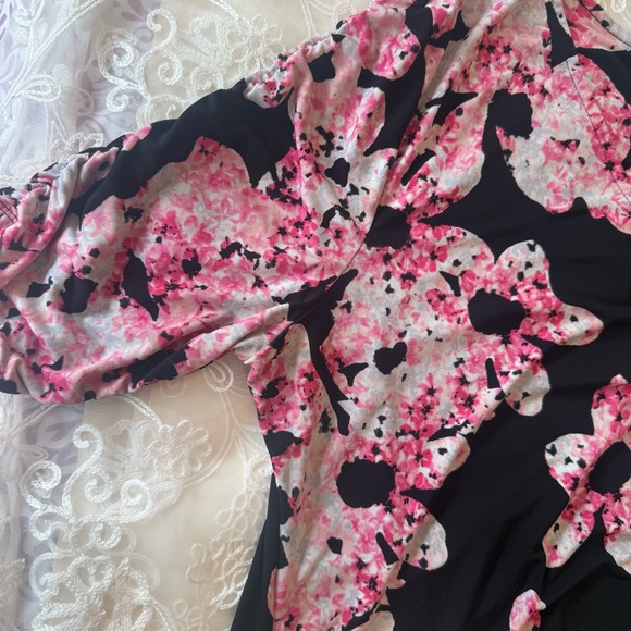 Floral Women's Blouse in Black and Pink - Picture 9 of 10